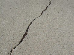 Surveiller les fissures et déformations dans les zones peu accessibles de la maison