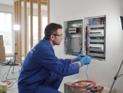 Tarif électricien au m² : prix 2026 en rénovation et neuf