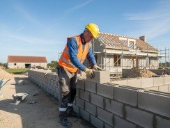 Tarif Maçon au m² : Prix Construction et Rénovation 2026