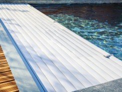 Sécurité et esthétique : Les volets roulants de piscine sur mesure