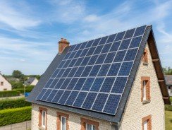 Rentabilité panneaux solaires 2026 : calcul, ROI réel et aides détaillées